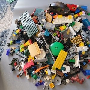 Lego - one pound bag( over 1 kg) of diverse lego pieces.
